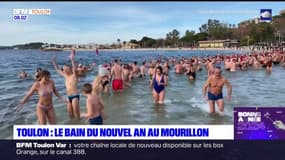 Toulon: plusieurs centaines de personnes participent au bain du Nouvel An au Mourillon