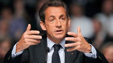 En marge d'un déplacement au Havre, Nicolas Sarkozy a défendu jeudi, au nom de la justice, la future prime que les entreprises devront verser à leurs salariés quand elles distribueront des dividendes en augmentation. /Photo d'archives/REUTERS/Eric Feferbe