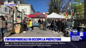 Hautes-Alpes: des manifestants installés devant la préfecture