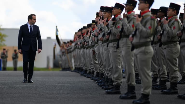 Le ministre français des Armées, Sébastien Lecornu, inspecte les troupes lors d'une visite au 1er régiment d'artillerie à Bourogne, en France, le 20 avril 2023.