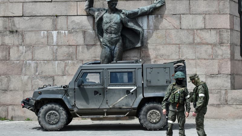 Dons, impôts... Comment Vladimir Poutine récompense les soldats et fonctionnaires engagés en Ukraine
