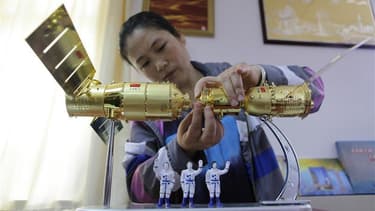 Modèle réduit de la capsule spatiale "Shenzhou 9"et du module orbital "Tiangong 1" à la vente dans un magasin chinois. La Chine a réussi dimanche son premier arrimage manuel entre "Shenzhou 9", placée en orbite il y a une semaine, et "Tiangong 1" ("Palais