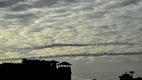 Traces de passages de missiles dans le ciel de Kiev, le 29 décembre 2022.