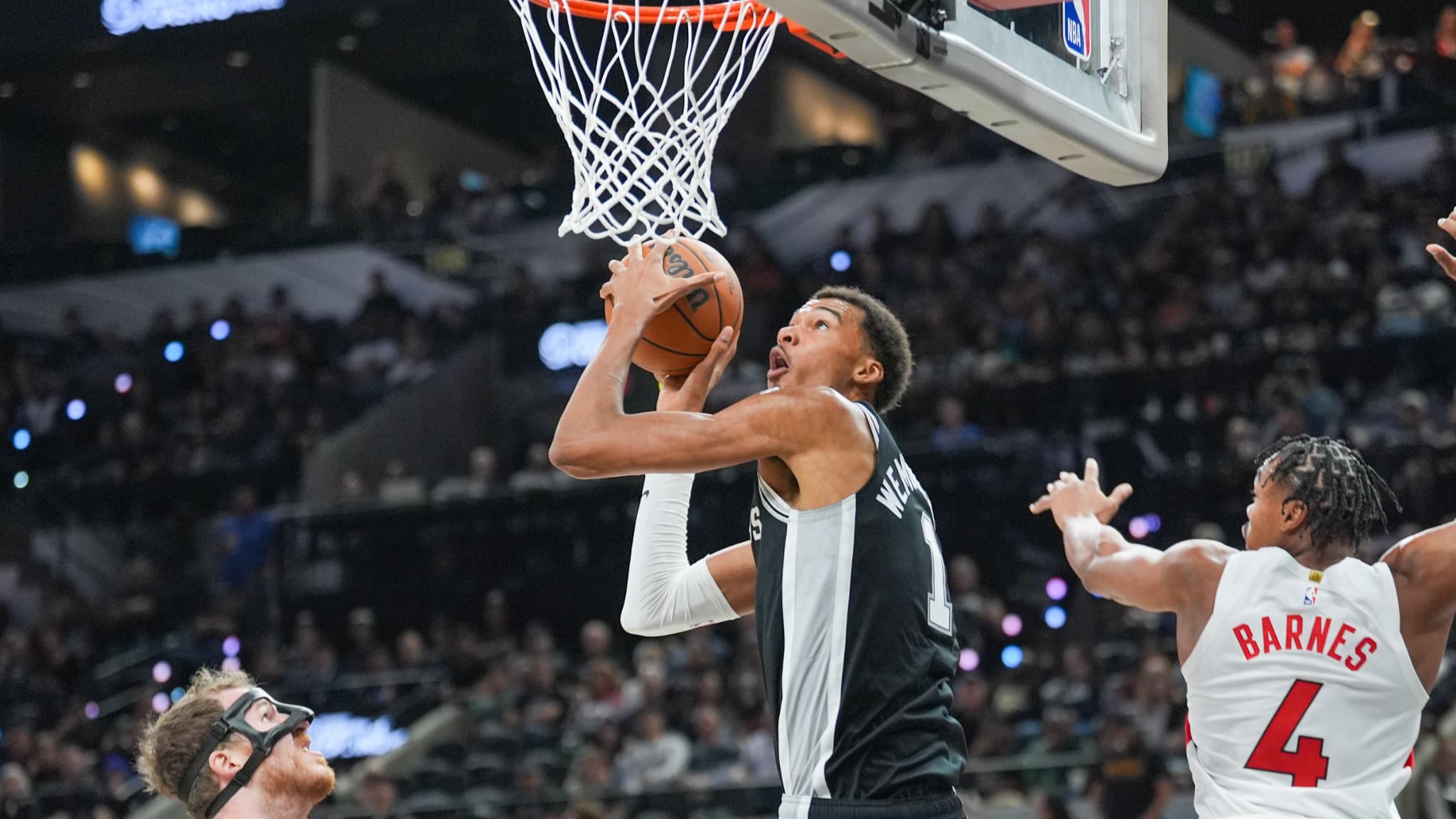 https://images.bfmtv.com/_maHfHxVKOkxyb50RKUSwISyJZw=/0x0:2048x1152/images/Victor-Wembanyama-efface-Scottie-Barnes-pour-rentrer-son-layup-avec-les-Spurs-face-aux-Raptors-le-27-octobre-2025-2162382.jpg