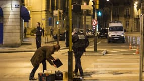 Des policiers collectent les indices sur le lieu de l'incident. 