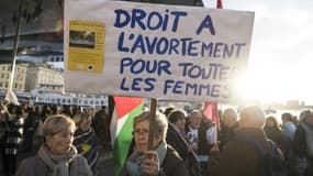 Une femme tient une pancarte "Droit à l'avortement pour toutes les femmes", le 8 mars 2018 lors d'une manifestation à Marseille (photo d'illustration)