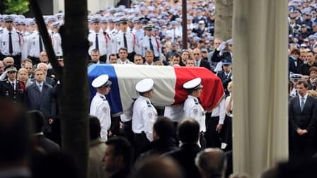 A Villiers-sur-Marne, lors des obsèques d'Aurélie Fouquet, une jeune policière municipale qui a trouvé la mort dans une fusillade la semaine passée. Nicolas Sarkozy a présidé mercredi un hommage national à cette jeune policière, déclarant que ses meurtrie
