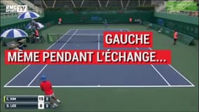 Un tennisman change sa raquette de main pendant l'échange