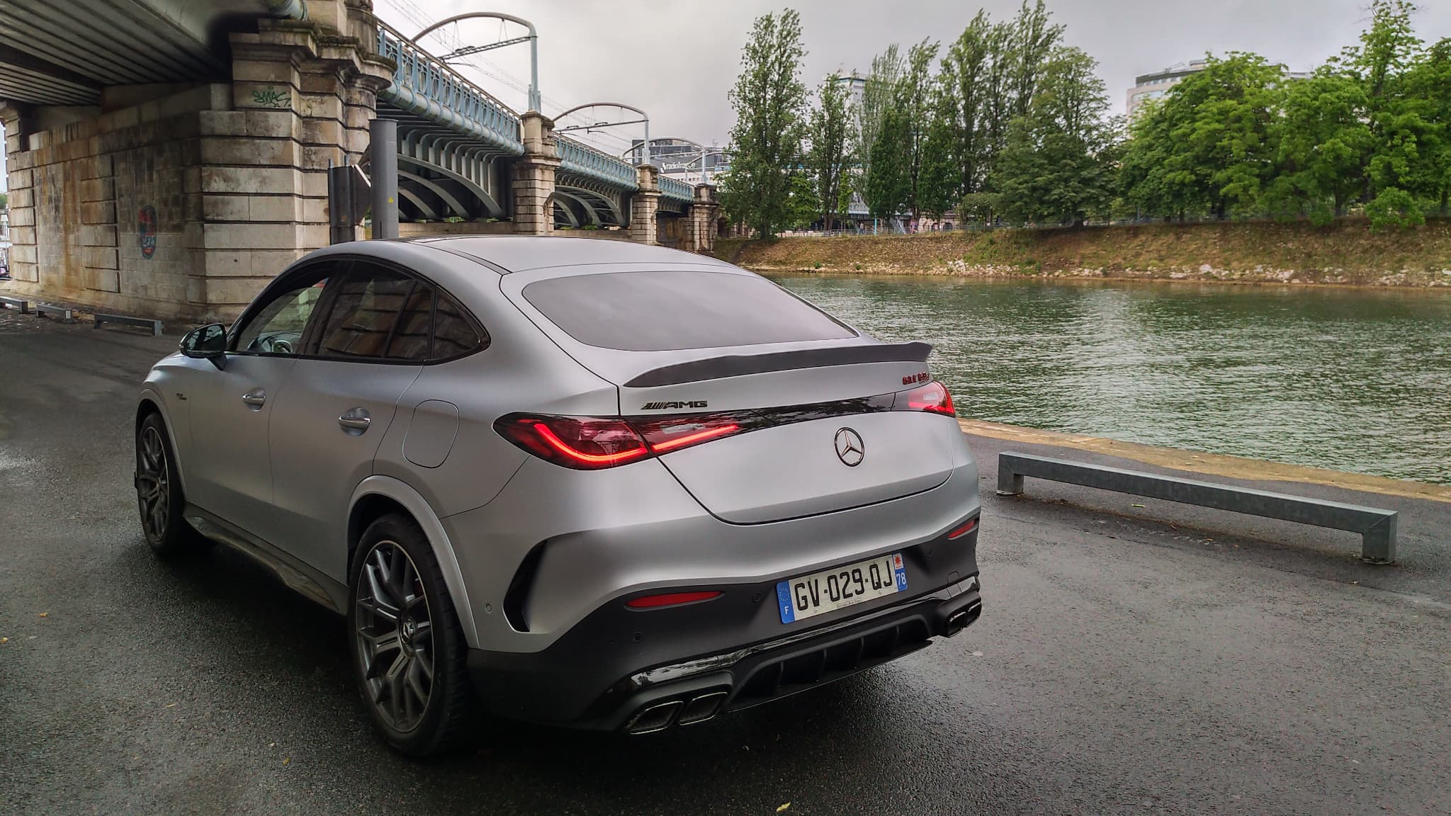 Ce Mercedes-AMG GLC Coupé 63S E Performance vu de trois quarts arrière, avec son allure sportive façon coupé.