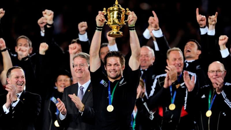 Richie McCaw soulève la Coupe du monde