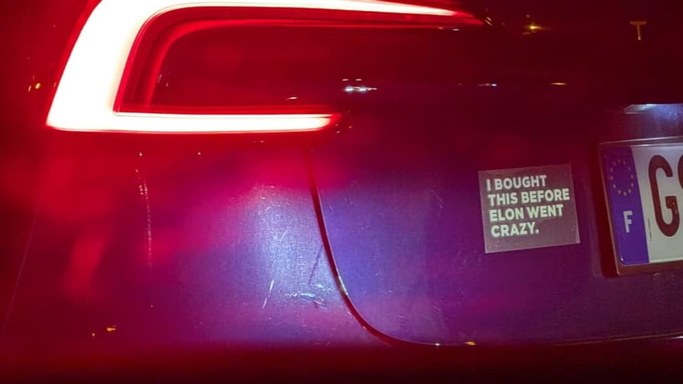 Un sticker apposé sur une Tesla, avec le message "J'ai acheté ça avant qu'Elon devienne fou". Un sticker apposé sur une Tesla, avec le message "J'ai acheté ça avant qu'Elon devienne fou".