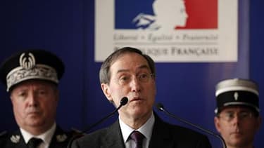 Le nouveau ministre de l'Intérieur, Claude Guéant, ici lors d'une conférence à Nice, a annoncé, dans une interview au journal Le Monde, le retour à une présence policière "plus visible" en France pour améliorer la relation entre les forces de l'ordre et l
