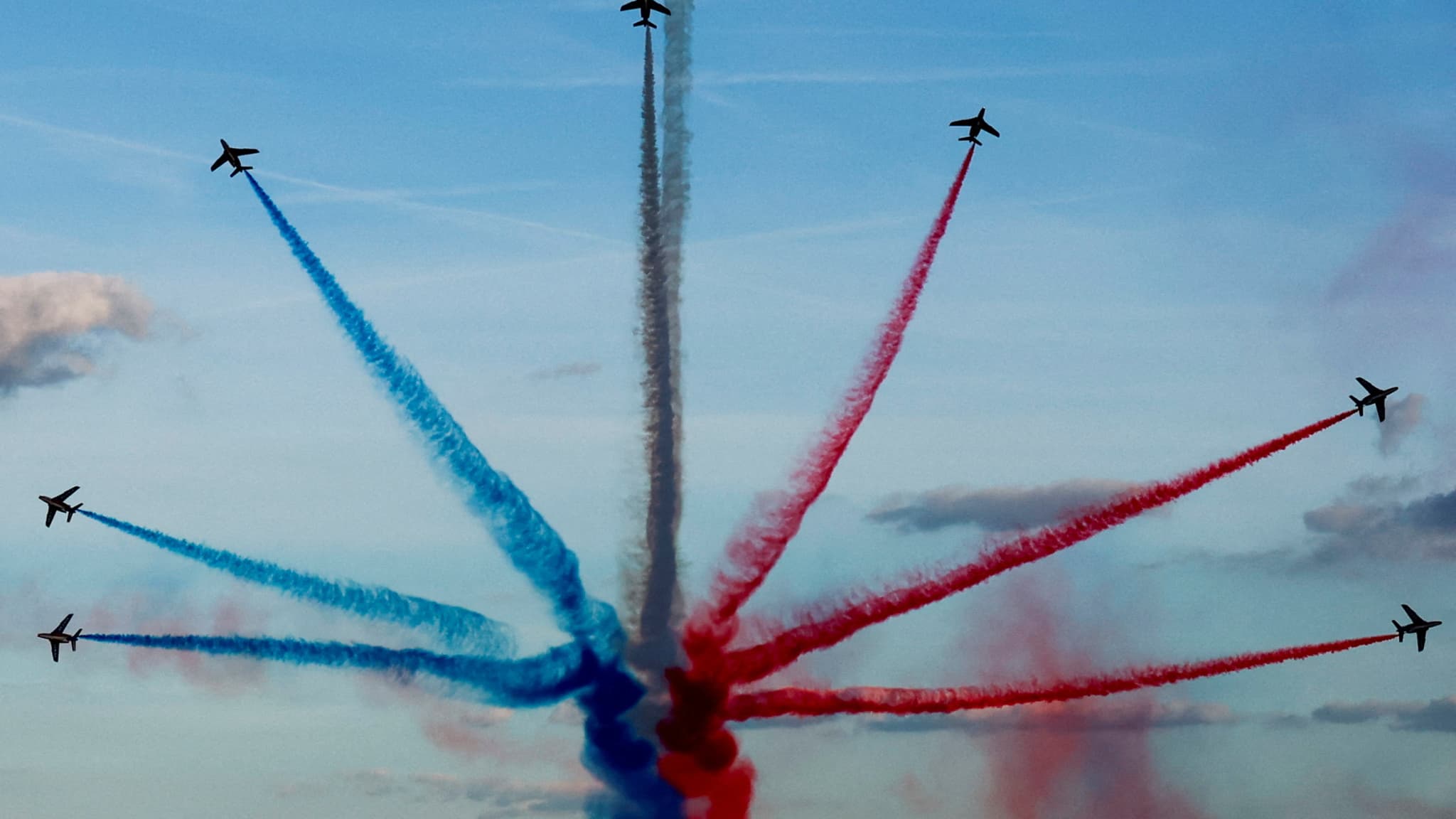 Le passage de la Patrouille de France lors de la parade des athlètes le 14 septembre 2024.