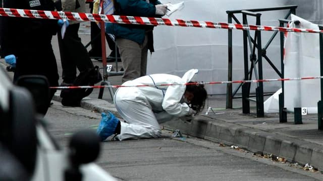 Enquêteurs à l'oeuvre devant le collège-lycée confessionnel Ozar Hatorah, à Toulouse, après la fusillade de lundi matin. Faits-divers sans précédent en France, l'assassinat de trois militaires puis de quatre personnes devant une école juive dans le Sud-Ou