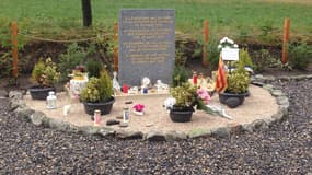 Une des deux stèles en hommage aux victimes, dans le village du Vernet, commune la plus proche du lieux du crash de l'A320 de la Germanwings. 