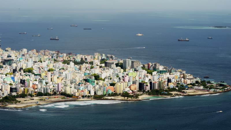 Face à la montée des eaux, une ville flottante en construction aux Maldives