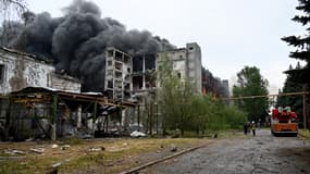 Des pompiers éteignent un incendie dans une usine civile suite aux puissantes attaques russes dans la ville ukrainienne de Kharkiv, le 7 juin 2025, dans le cadre de l'invasion russe en Ukraine. 