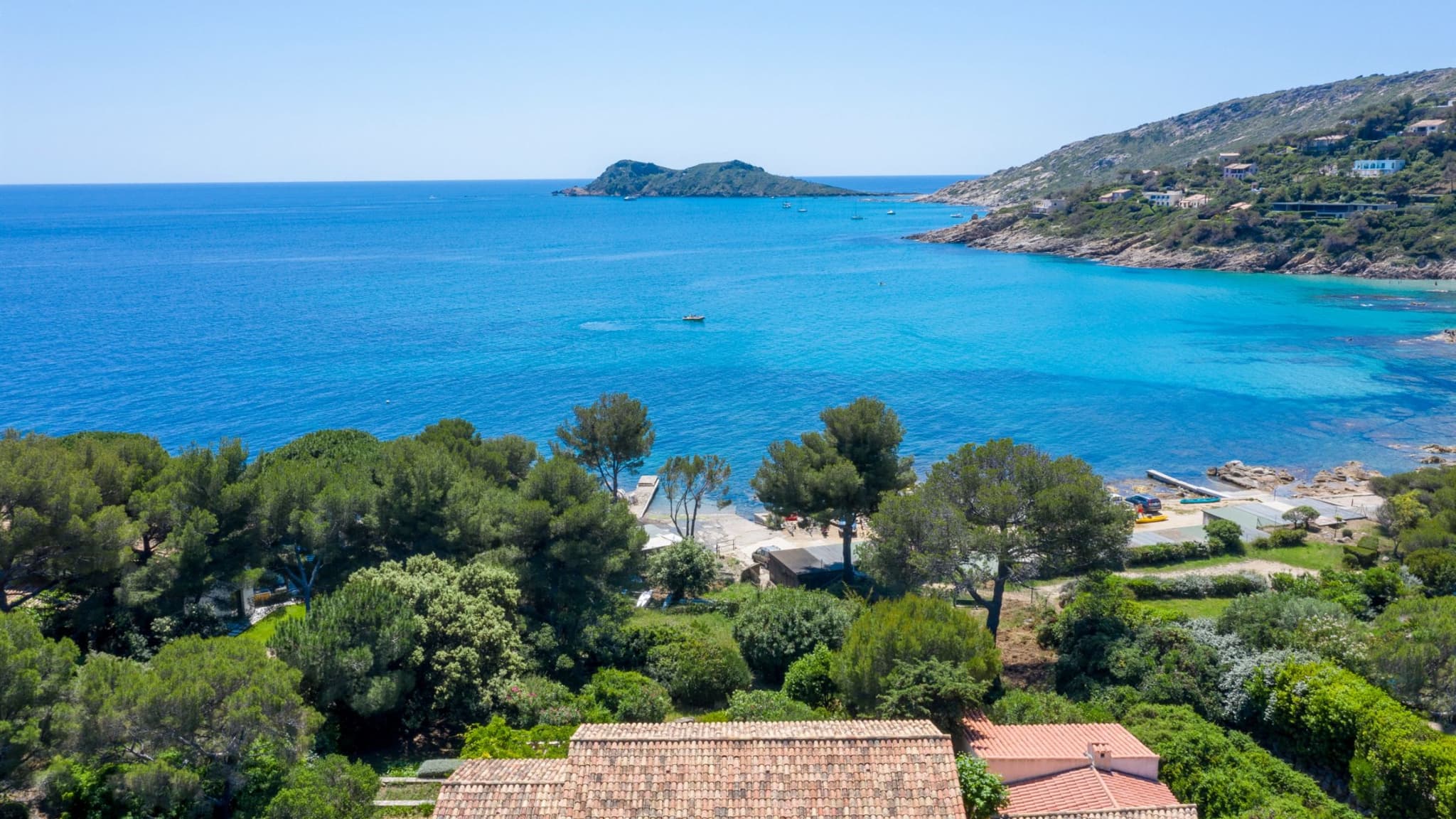 Le réseau spécialisé dans le l'immobilier de luxe a récemment vendu cette maison les pieds dans l'eau à Ramatuelle pour un budget compris entre 10 et 15 millions d'euros. Le réseau spécialisé dans le l'immobilier de luxe a récemment vendu cette maison les pieds dans l'eau à Ramatuelle pour un budget compris entre 10 et 15 millions d'euros.