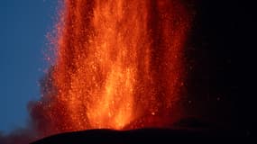 De la lave jaillit d'un cratère du volcan Etna, le 4 août 2024, en Sicile (Italie).