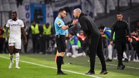 Igor Tudor discute avec l'arbitre d'OM-Strasbourg Jérémie Pignard, le 12 mars 2023.
