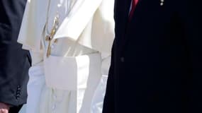 Benoît XVI accueilli à l'aéroport de Santiago de Cuba par le président cubain Raul Castro. Le pape est arrivé lundi à Cuba pour une visite de trois jours, quatorze ans après celle effectuée par son prédécesseur Jean Paul II. /Photo prise le 26 mars 2012/R