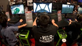 De jeunes joueurs passionnés en pleine action à la Paris Games Week 2014, au Parc des expositions de la porte de Versailles.