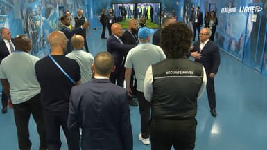 Luis Campos (tout à droite) dans les couloirs du Vélodrome, lors d'OM-PSG (1-0, L1), le 22 septembre 2025