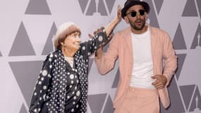 JR et son carton à l'effigie d'Agnès Varda à Los Angeles le 5 février 2018