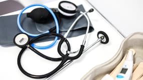 Un stéthoscope et un thermomètre, posés sur une table dans un cabinet médical à Albi, dans le sud-ouest de la France, le 15 juin 2023 (photo d'illustration).