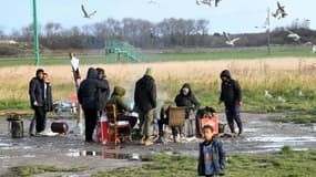 Des migrants dans un camp à Calais, le 1er décembre 2021