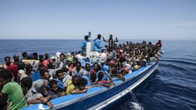 Un bateau de migrants secourus en Méditerranée, le 3 mai 2015.