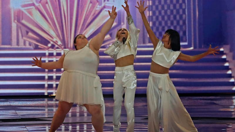 Bilal Hassani et ses danseuses lors de la finale de l'Eurovision 2019