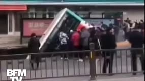 En Chine, un bus se fait engloutir par un gigantesque trou 