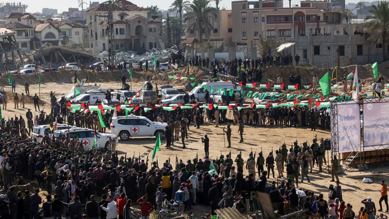 Des véhicules de la Croix-Rouge attendent à l'endroit où les militants du Hamas doivent remettre des otages israéliens à Khan Yunis, dans le sud de la bande de Gaza, le 15 février 2025, dans le cadre de l'échange d'otages et de prisonniers.