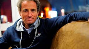 Michel Desjoyeaux, double vainqueur du Vendée Globe, donne une légère avance à Armel Le Cléac'h.