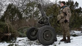 Un soldat ukrainien près d'une pièce d'artillerie. (Photo d'illustration)