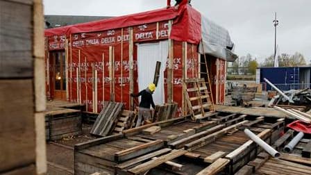 Une maison d'architecte fabriquée exclusivement à partir de détritus est en construction à Nantes pour sensibiliser la population au problème du suremballage des produits de consommation. Près de 1.300 palettes en bois, seize fenêtres de récupération ou e