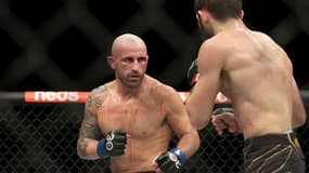 Alexander Volkanovski face à Islam Makhachev lors de l'UFC 284, le 12 février 2023 à Perth