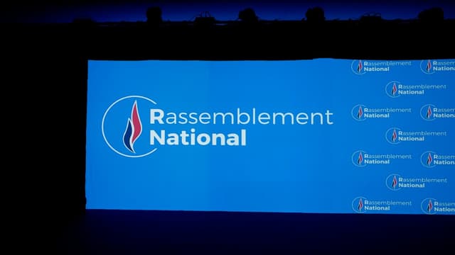 Tribune d'un meeting Rassemblement National en 2018 (illustration)