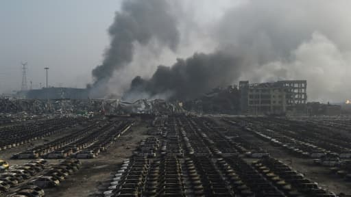 La fumée s'échappe d'entrepôts dans le port de Tianjin, le 13 août 2015. La fumée s'échappe d'entrepôts dans le port de Tianjin, le 13 août 2015.