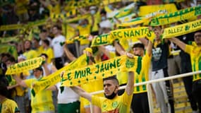 Les supporters nantais encouragent leur équipe face à Metz, lors de la 2e journée de L1, le 15 août 2021 au Stade de La Beaujoire
