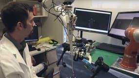 Un chirurgien programme le robot STAR. 