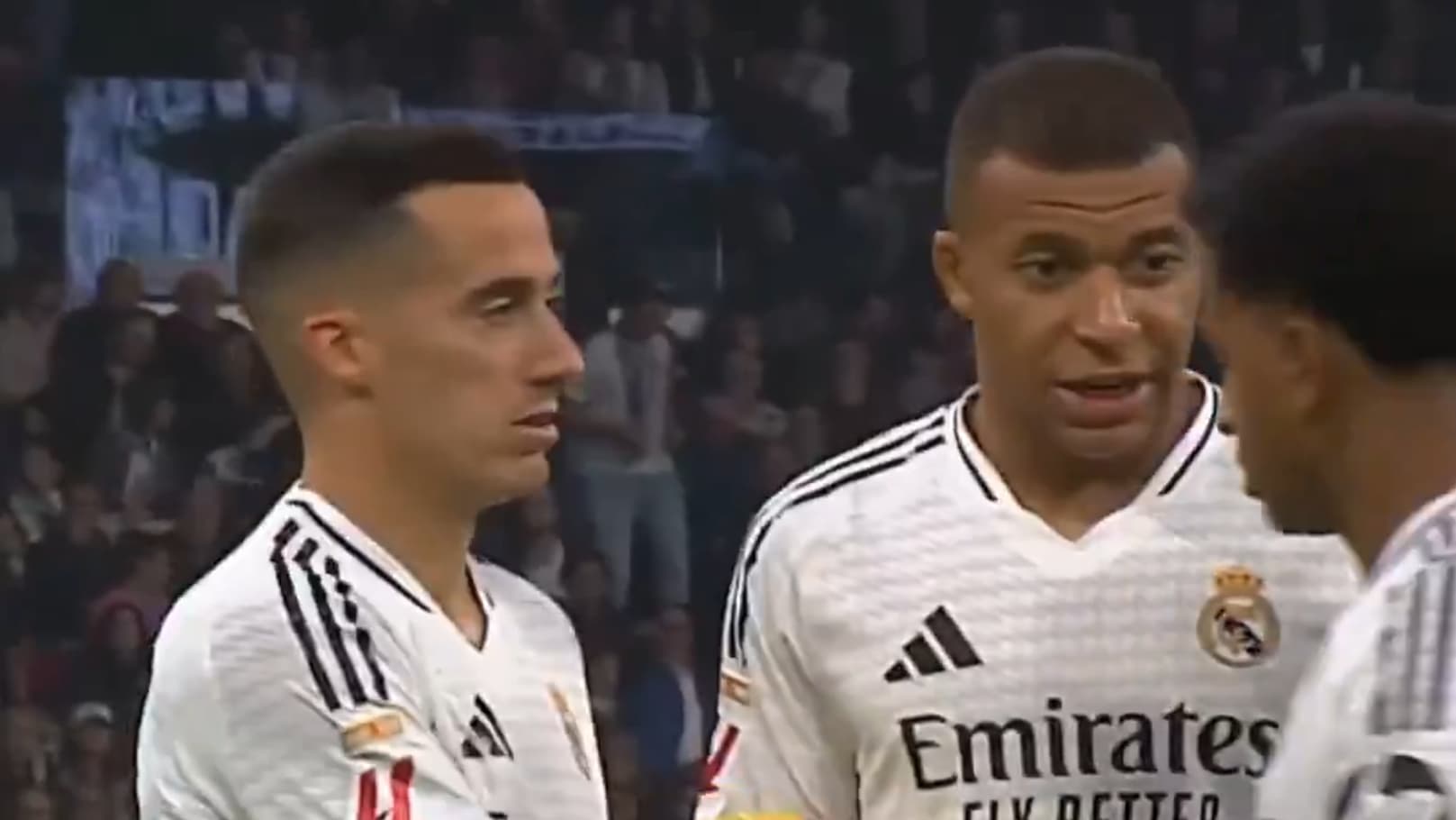 Rodrygo a les yeux rivés sur ce ballon qu'il convoite Rodrygo a les yeux rivés sur ce ballon qu'il convoite