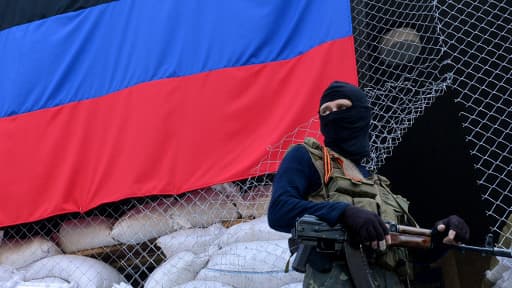 Un homme armé pro-russe fait le guet à Slaviansk, en Ukraine, un bastion des séparatistes.