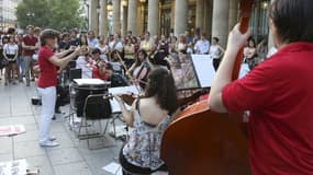 Un orchestre devant la Comédie-Française lors de la Fête de la musique en 2017.