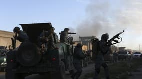 Les forces de l'ordre afghanes arrivent sur le site où a eu lieu l'attaque d'un dépôt au nord de Kaboul. Cette opération revendiquée par les taliban, visait un site utilisé par les sous-traitants des forces étrangères déployées en Afghanistan et a fait au