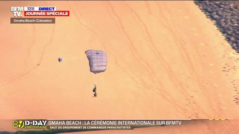 80 ans du Débarquement: plusieurs parachutistes atterrissent lors de la cérémonie internationale au son des cornemuses du bagad de Lann-Bihoué