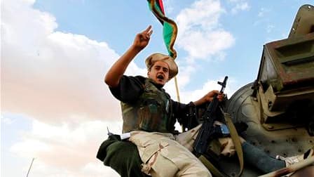 Un combattant des forces des nouvelles autorités libyennes en route vers Bani Walid, vendredi. Les forces du conseil intérimaire au pouvoir en Libye sont entrées vendredi dans cette ville, l'un des derniers bastions fidèles à Mouammar Kadhafi, et ont dit