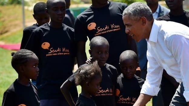 L'ancien président américain le 16 juillet dernier lors de l'inauguration du centre de jeunesse ouvert au Kenya par sa demi-soeur.