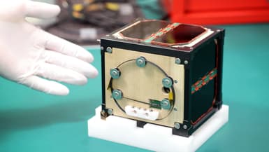 Le premier satellite en bois au monde fabriqué à partir de bois et nommé LignoSat, développé par des scientifiques de l'Université de Kyoto et la société forestière Sumitomo Forestry, est présenté lors d'une conférence de presse à l'Université de Kyoto, à Kyoto, le 28 mai 2024.